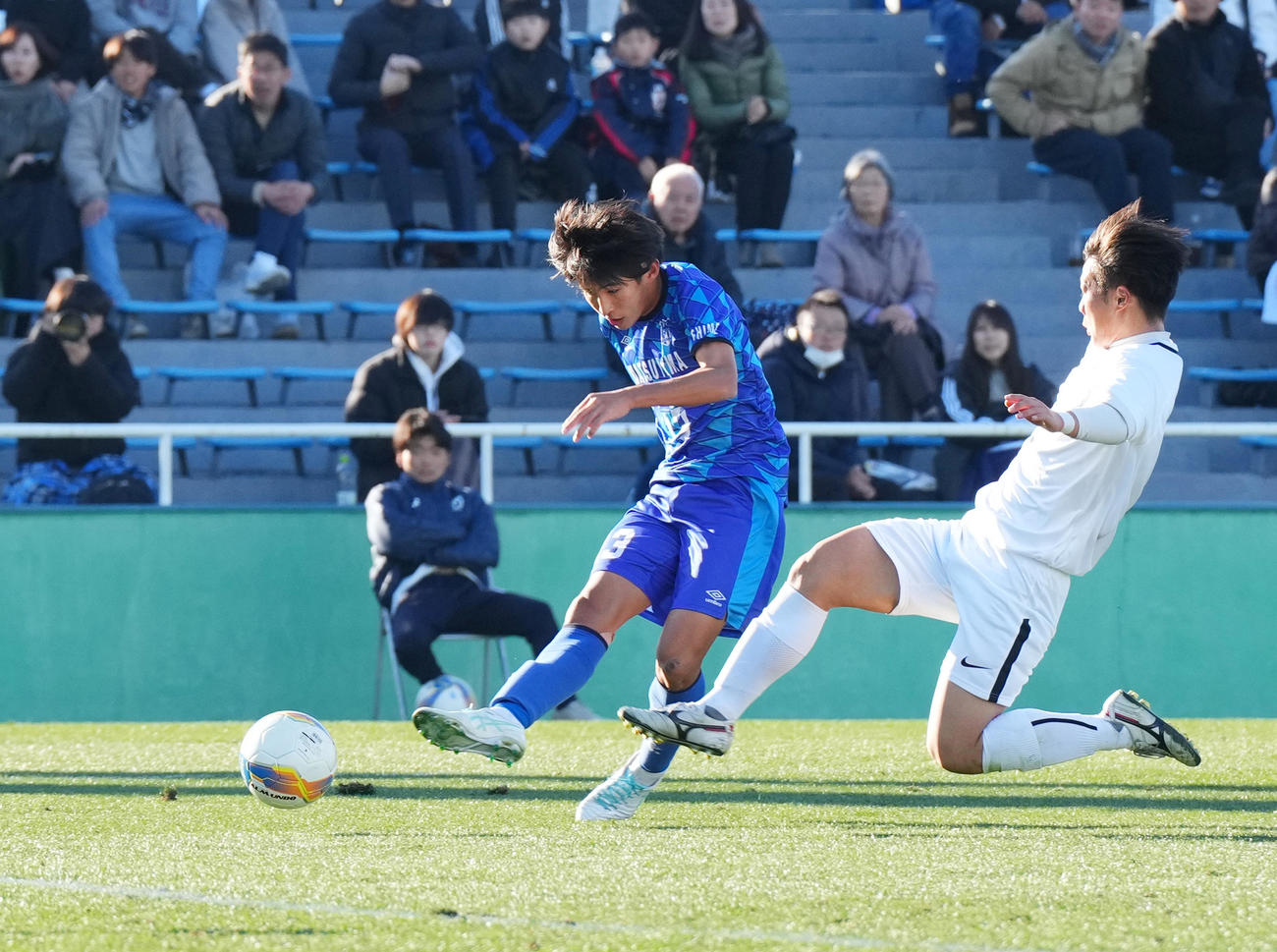 松山北対龍谷富山　前半、シュートを放つ松山北・河上（撮影・菅敏）