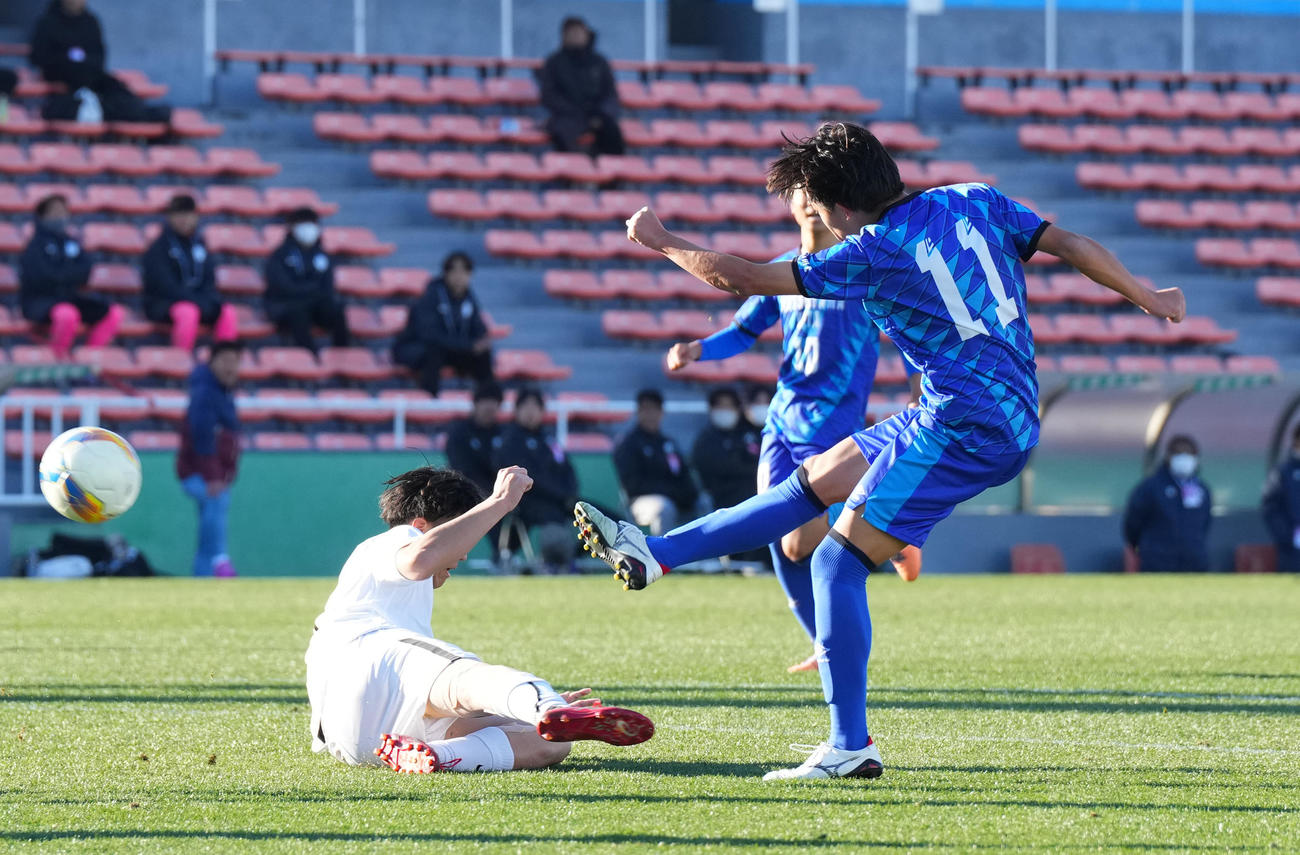 松山北対龍谷富山　前半、シュートを放つ松山北・矢野（右）（撮影・菅敏）