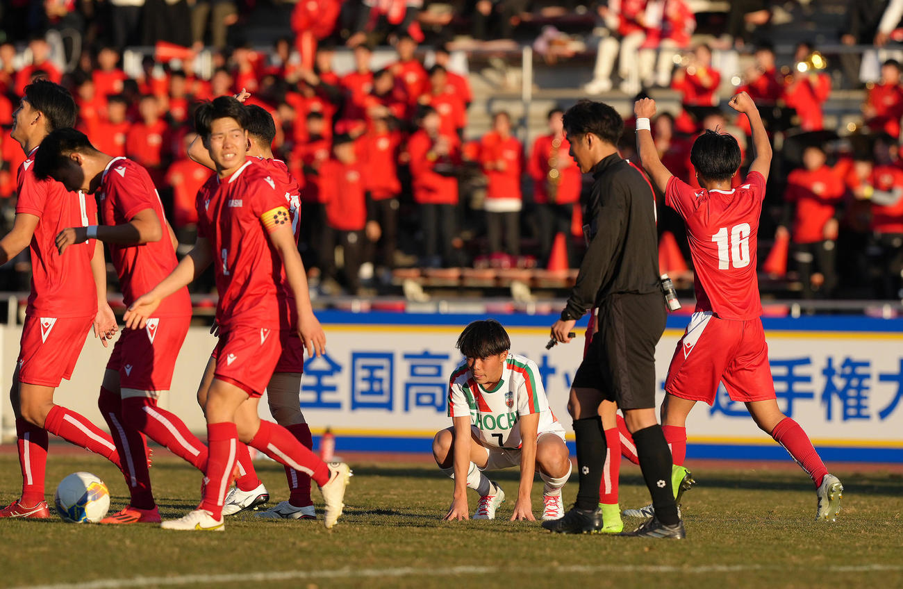 東福岡対正智深谷　東福岡に敗れがっくりとうつむく正智深谷・赤川（中央）（撮影・足立雅史）