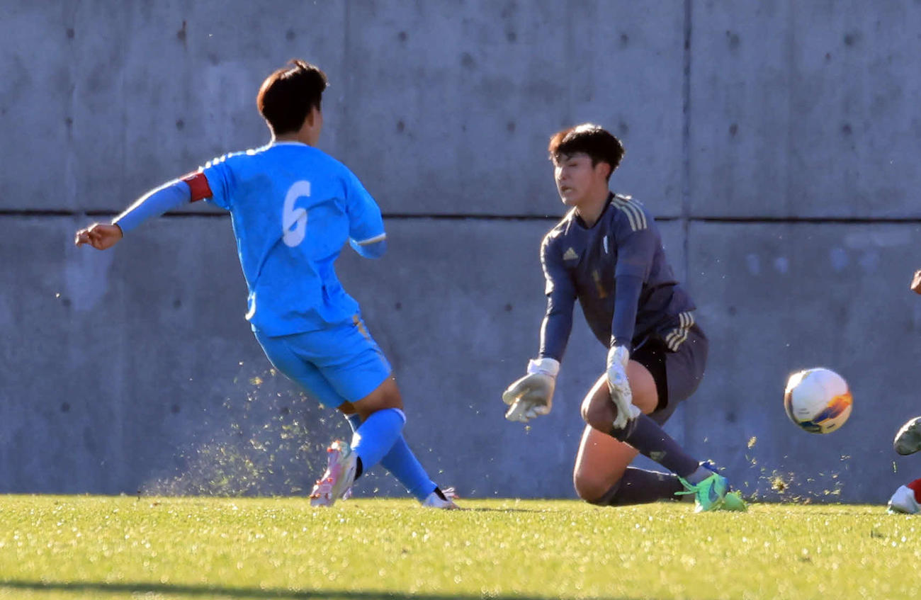 阪南大高対新潟明訓　前半、チーム3点目のゴールを決める阪南大高・福本（左）（撮影・浅見桂子）