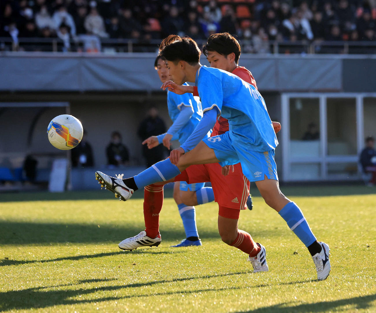 阪南大高対新潟明訓　後半、チーム4点目のゴールを決める阪南大高・岡田（撮影・浅見桂子）