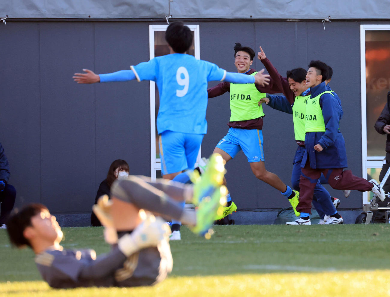 阪南大高対新潟明訓　後半、チーム6点目を決めた阪南大高・松本（9番）に笑顔で祝福に向かう硲（中央）ら選手たち（撮影・浅見桂子）