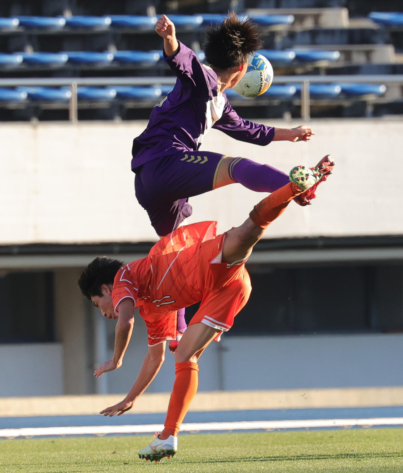 津工対堀越　後半、競りあう津工・岸（下）とと堀越・瀬下（撮影・野上伸悟）