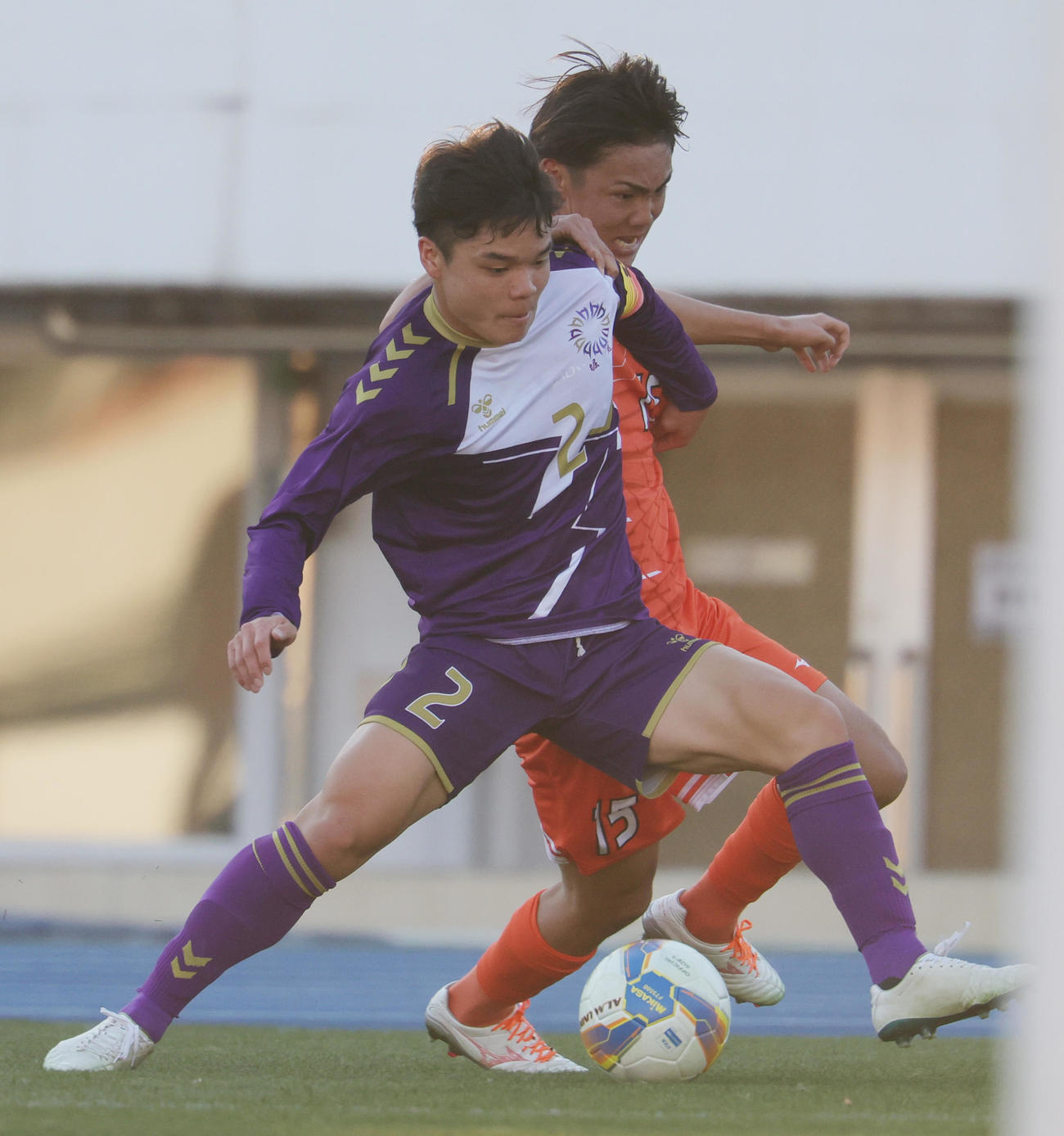 津工対堀越　後半、津工・林（後方）と競りあう堀越・竹内（撮影・野上伸悟）