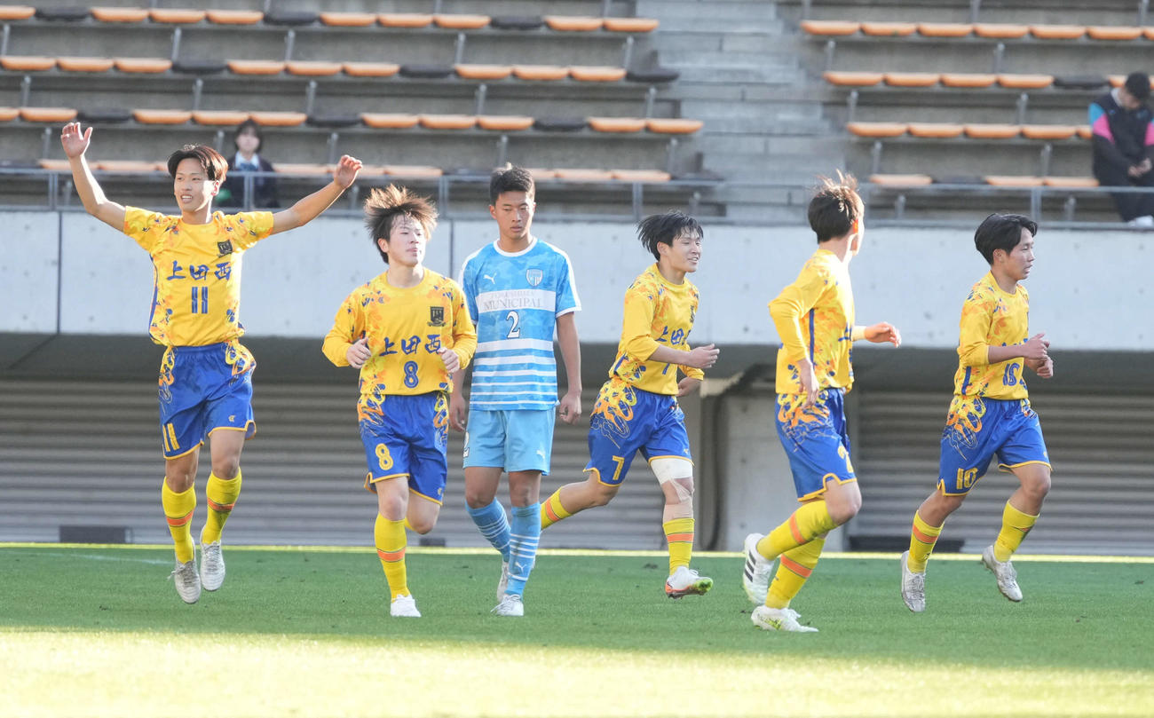 上田西対徳島市立　前半、上田西・高橋（左）はゴールを奪う（撮影・小沢裕）