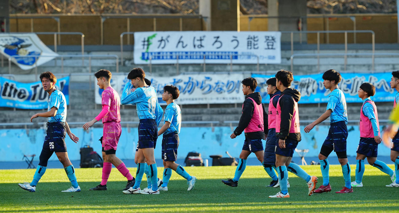 帝京対金沢学院大付　帝京に敗れ肩を落とす金沢学院大付の選手たち（撮影・垰建太）