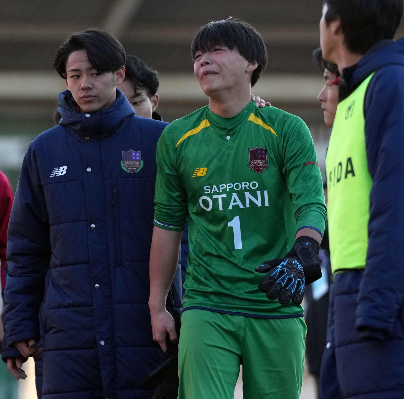 札幌大谷対大津　大津に2－1で敗れ、悔し涙を見せる札幌大谷GK高路地（右）（撮影・たえ見朱実）