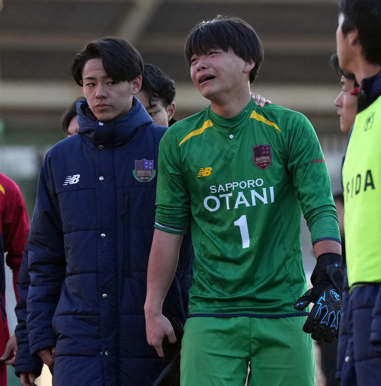 札幌大谷対大津　大津に2－1で敗れ、悔し涙を見せる札幌大谷GK高路地（右）（撮影・たえ見朱実）