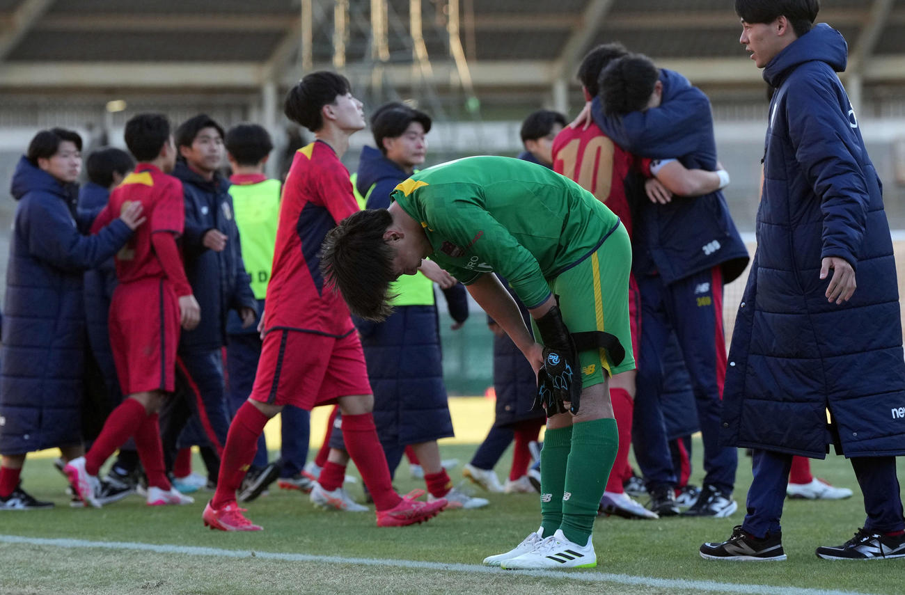 札幌大谷対大津　大津に2－1で敗れ、がっくり肩を落とす札幌大谷GK高路地（撮影・たえ見朱実）