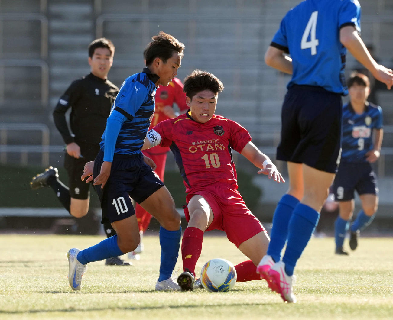 札幌大谷対大津　前半、大津・嶋本（左）とボールを奪い合う札幌大谷・笹（撮影・たえ見朱実）