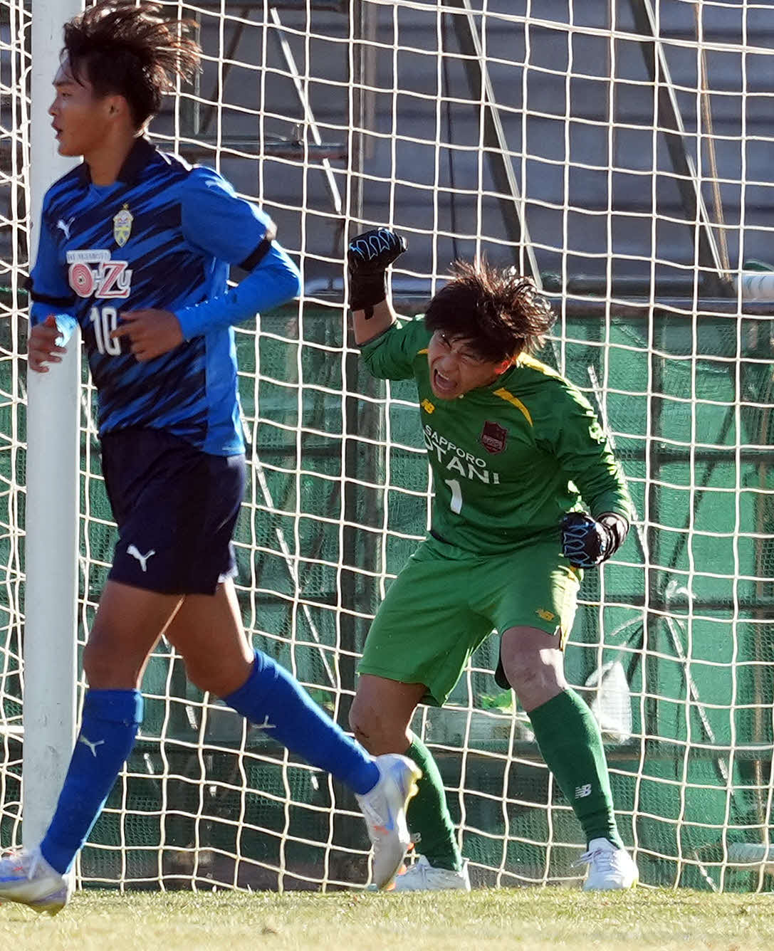 札幌大谷対大津　前半、好セーブしほえる札幌大谷のGK高路地（撮影・たえ見朱実）