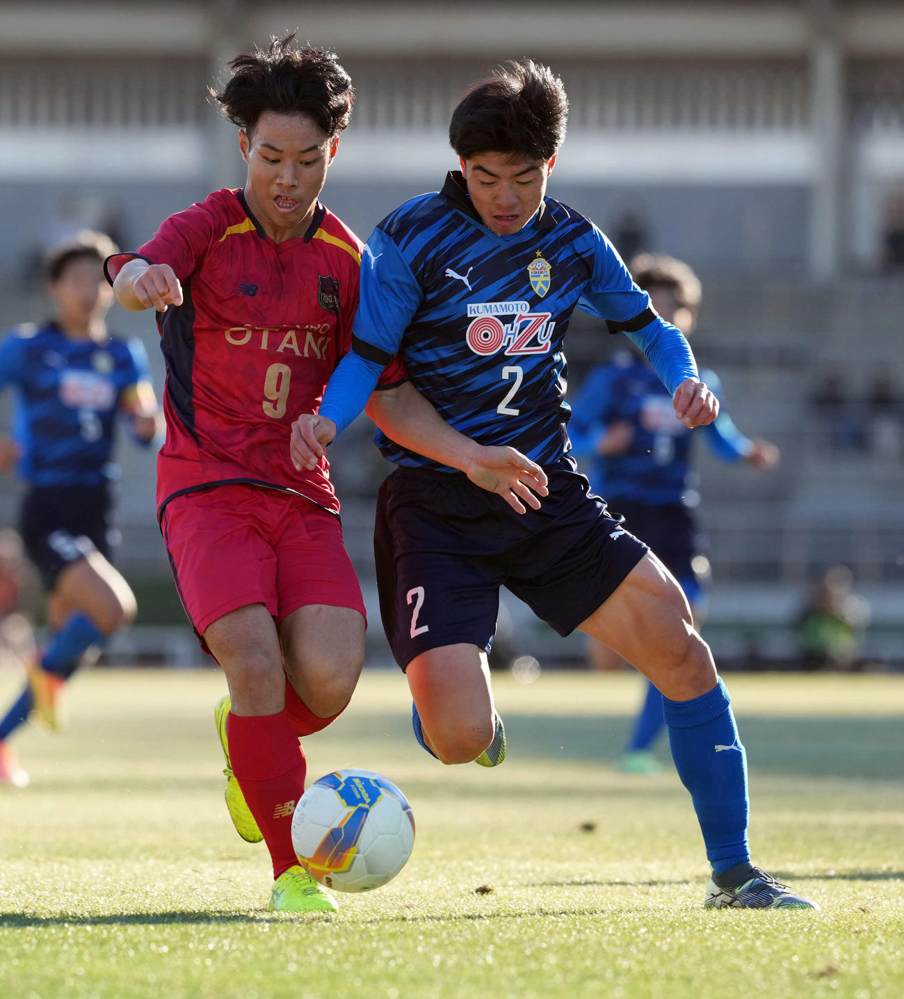 札幌大谷対大津　前半、大津・大神（右）と競り合う札幌大谷・簗詰（撮影・たえ見朱実）