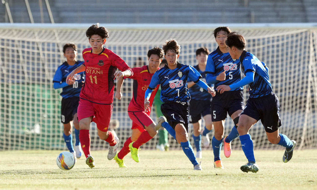 札幌大谷対大津　前半、ドリブルで上がる札幌大谷・真浦（左から2人目）（撮影・たえ見朱実）