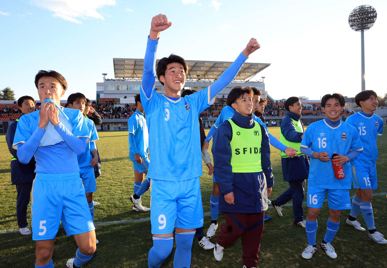 阪南大高対新潟明訓　6－0の大勝でスタンドにガッツポーズで喜ぶ阪南大高イレブン（撮影・浅見桂子）