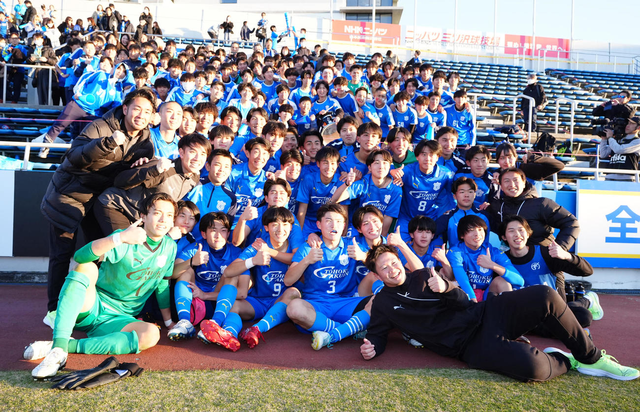 東北学院対滝川二　試合後、写真に納まる東北学院の選手たち（撮影・江口和貴）
