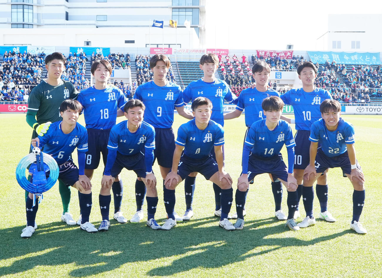 明秀学園日立対近大和歌山　試合前、集合写真に納まる明秀学園日立の選手たち（撮影・江口和貴）