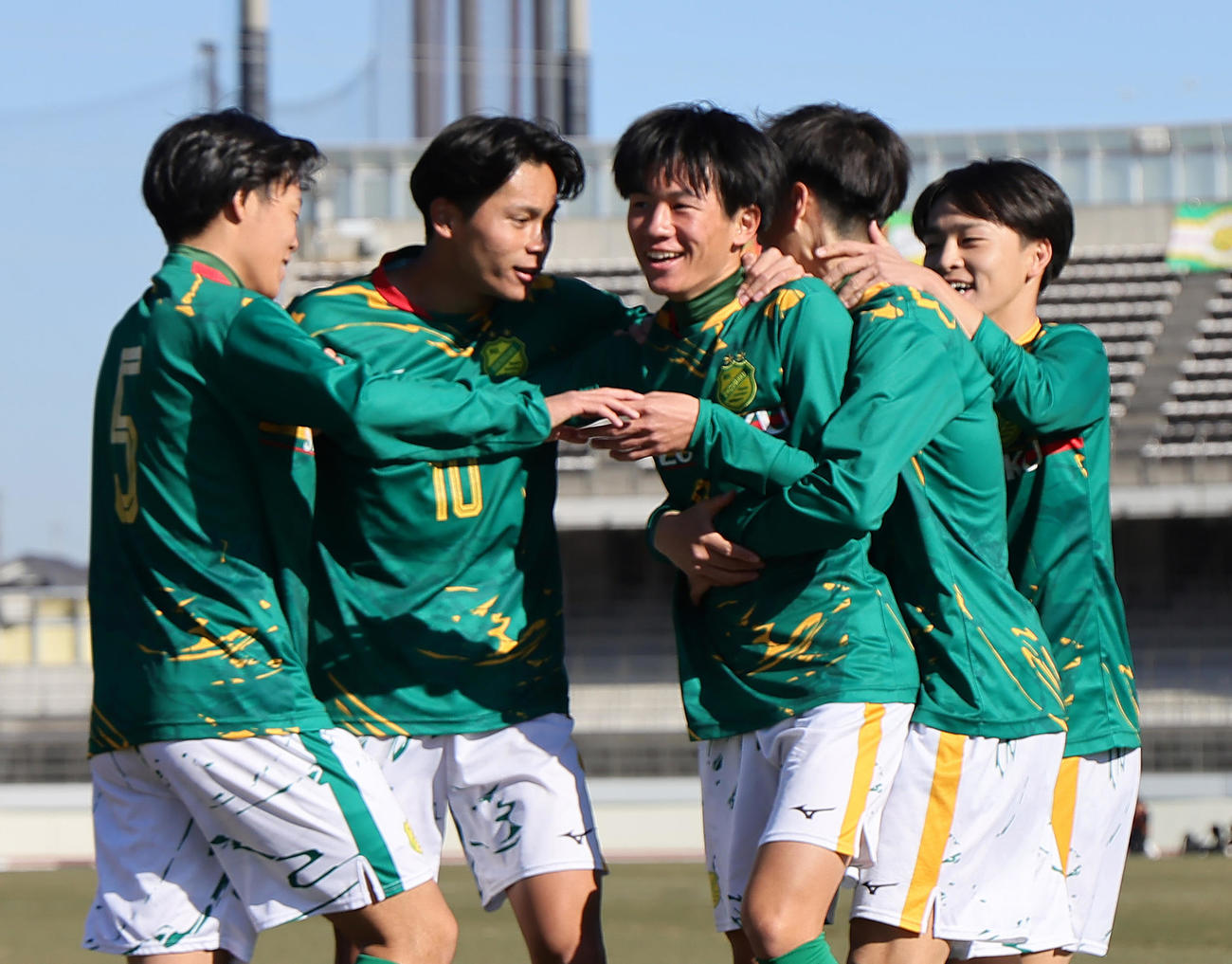 静岡学園対高知　前半、先制ゴールを決め喜ぶ静岡学園・天野（左から3人目）（撮影・足立雅史）