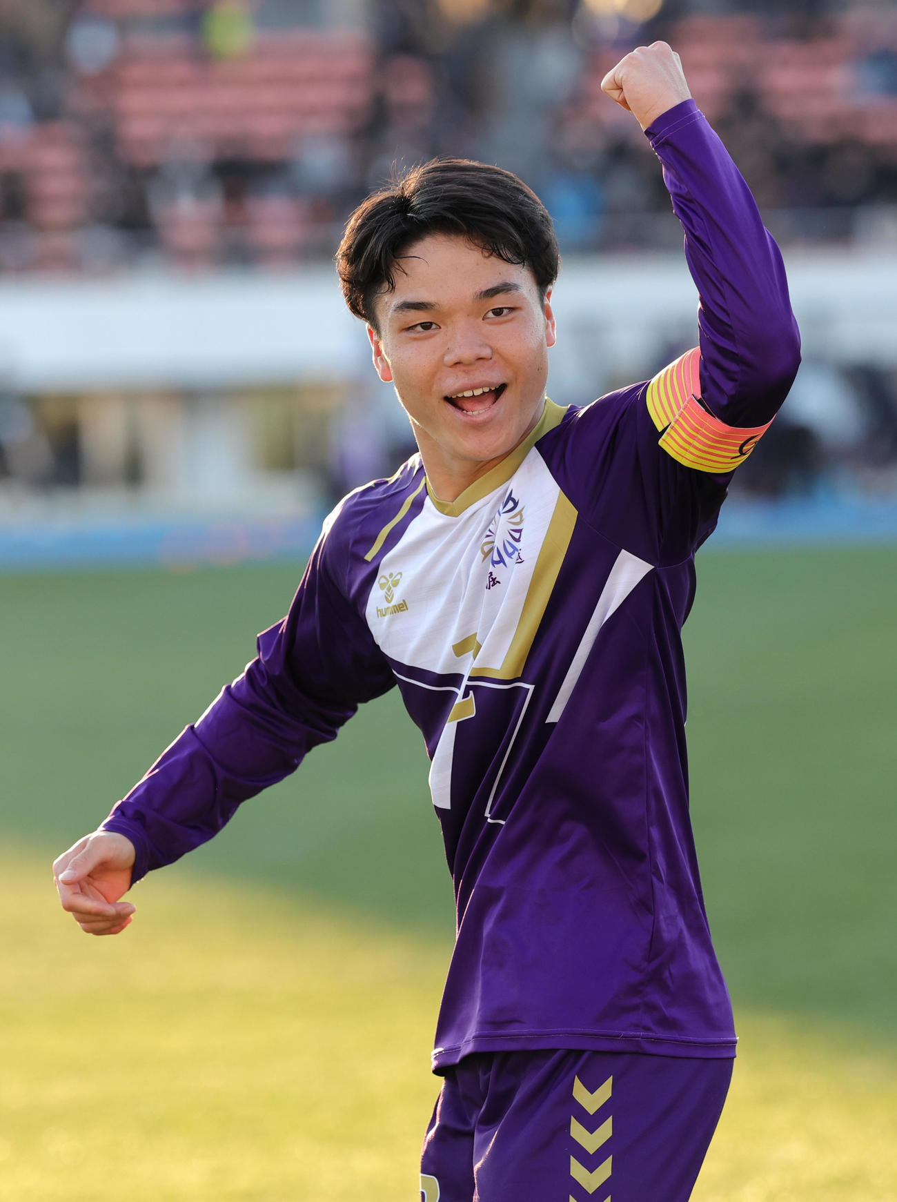 津工対堀越　勝利し、応援団の前でガッツポーズの堀越・竹内主将（撮影・野上伸悟）