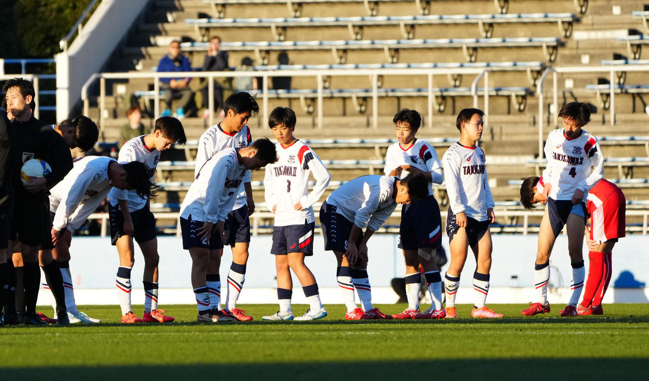 東北学院対滝川二　試合後、厳しい表情で整列する滝川二の選手たち（撮影・江口和貴）