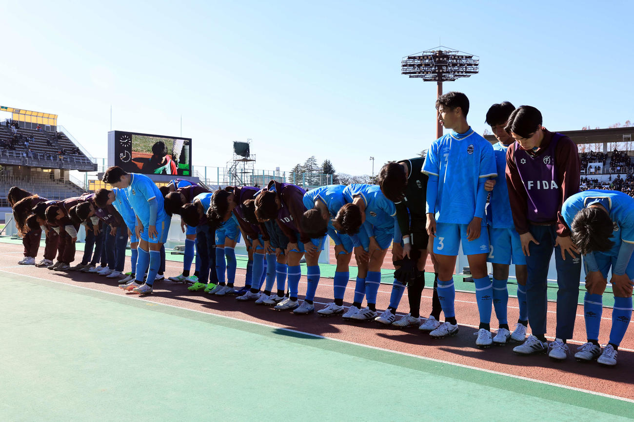 東福岡対阪南大高　0－1で敗れ、深々とスタンドに一礼する阪南大高イレブン（撮影・浅見桂子）
