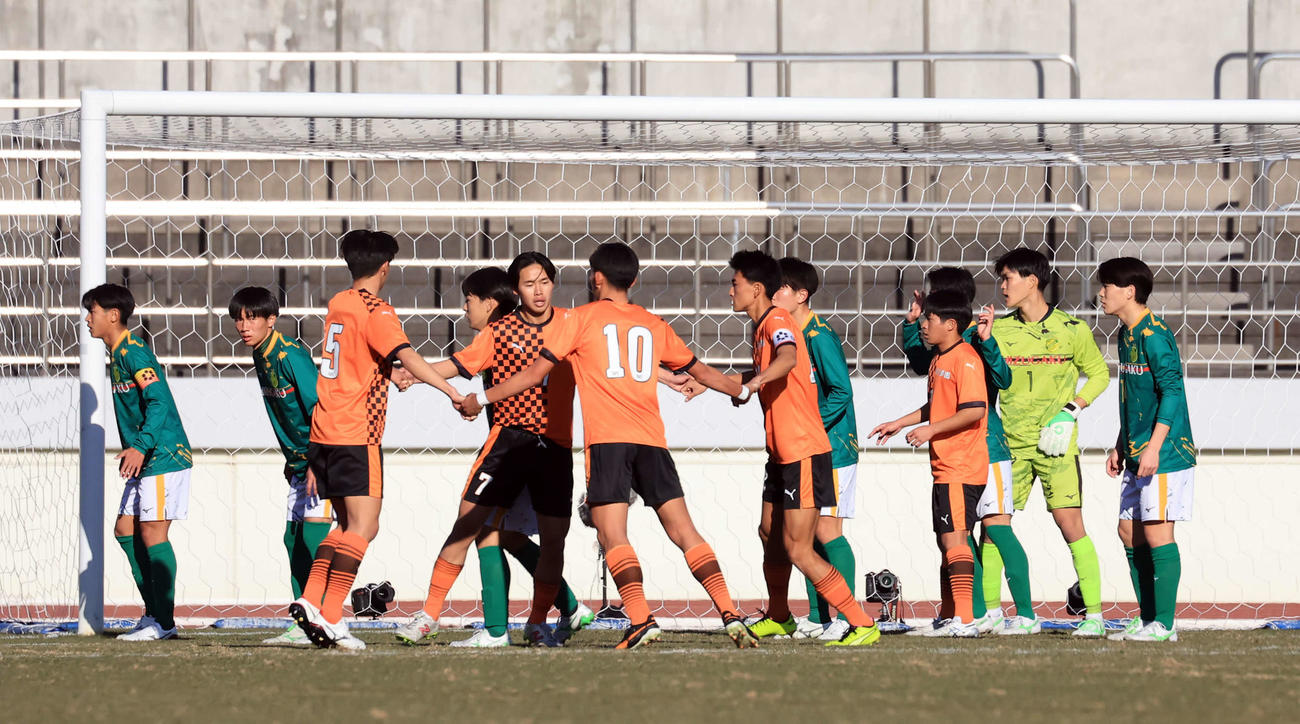静岡学園対高川学園　前半、CKでトルメンタを披露する高川学園イレブン（撮影・浅見桂子）