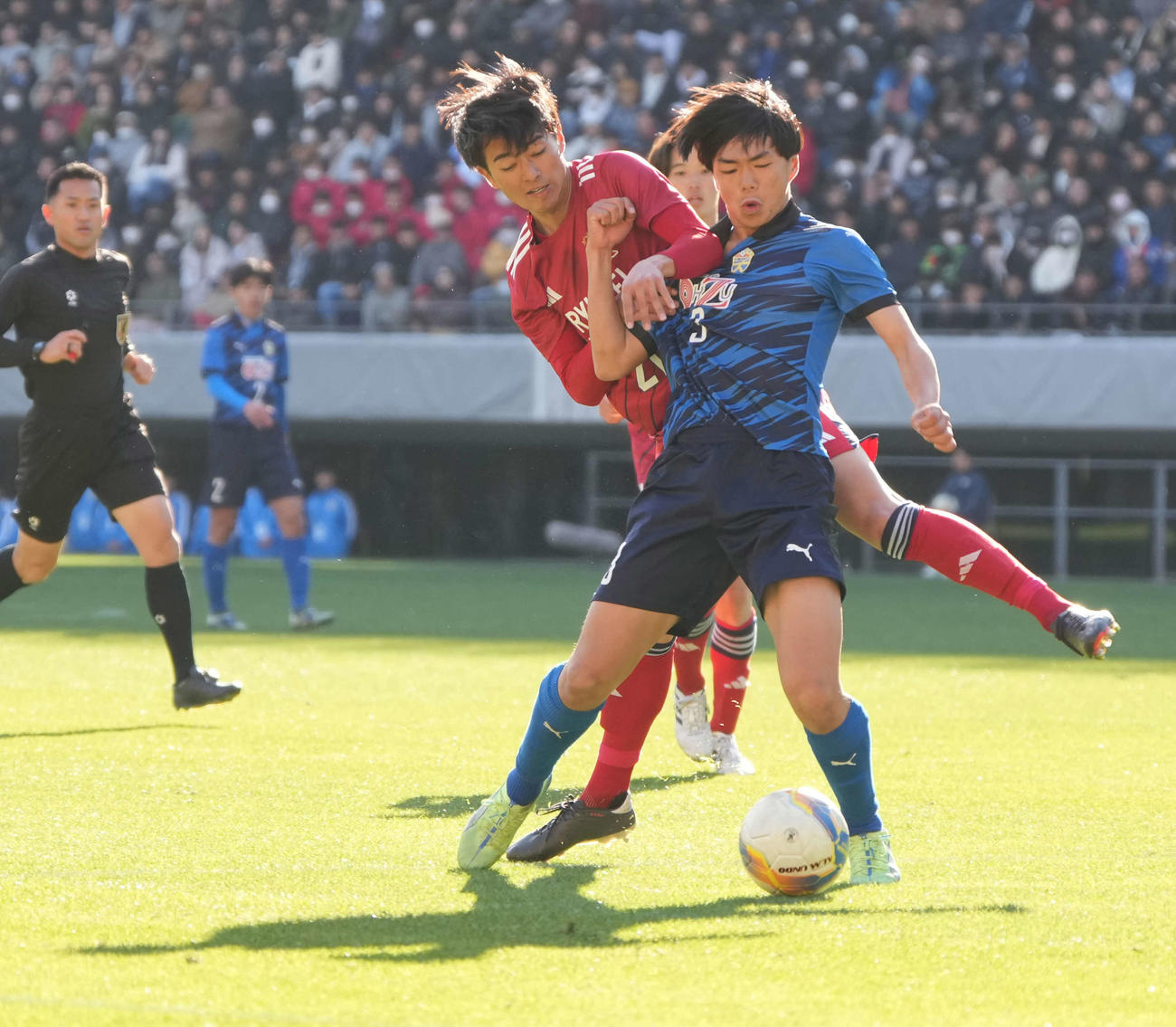 流通経大柏対大津　前半、大津・野口（右）は流通経大柏・宮里に突進を阻まれる（撮影・小沢裕）