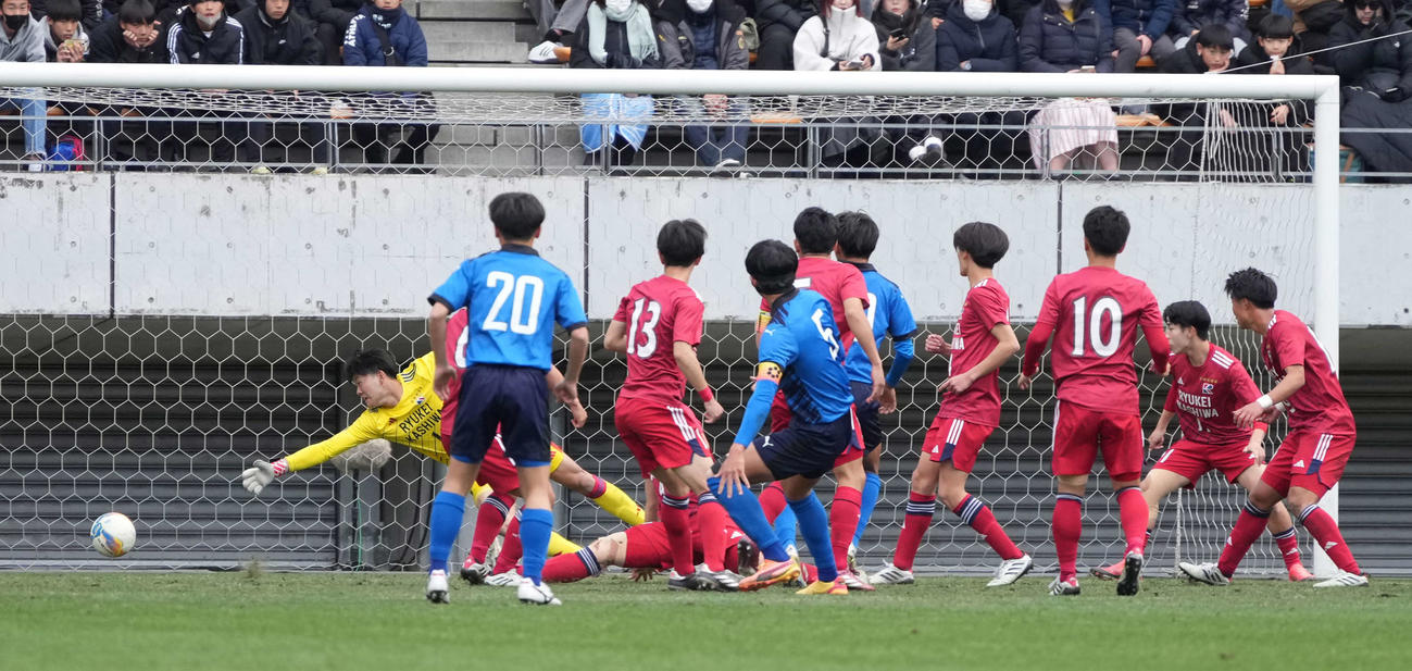 流通経大柏対大津　後半、大津・五嶋（中央）は同点ゴールを奪う（撮影・小沢裕）