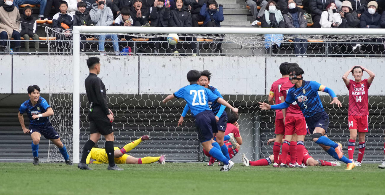 流通経大柏対大津　後半、大津・五嶋（右）は同点ゴールを奪う（撮影・小沢裕）