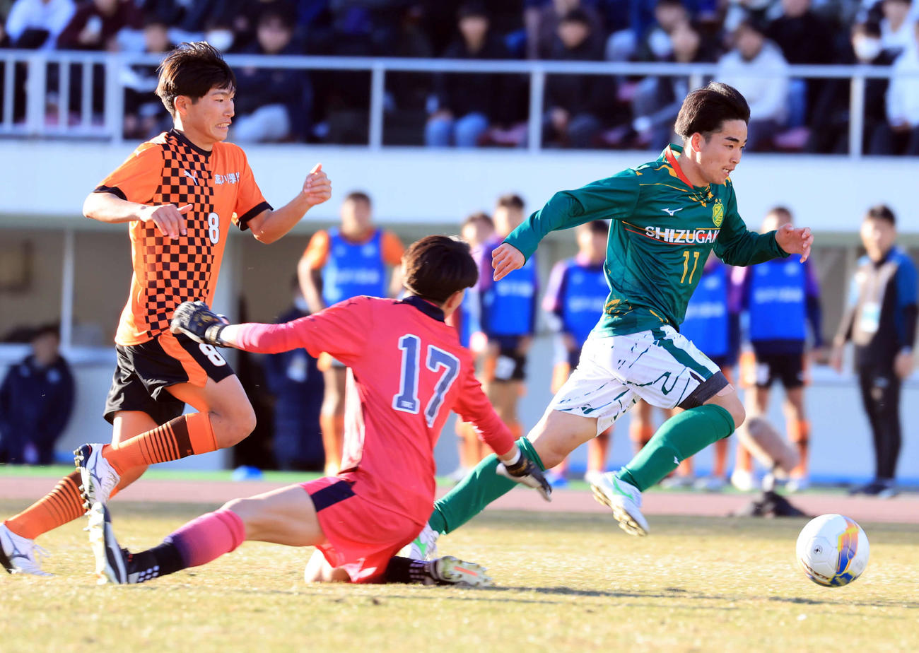 静岡学園対高川学園　後半、ゴールを決める静岡学園・加藤（右）（撮影・浅見桂子）