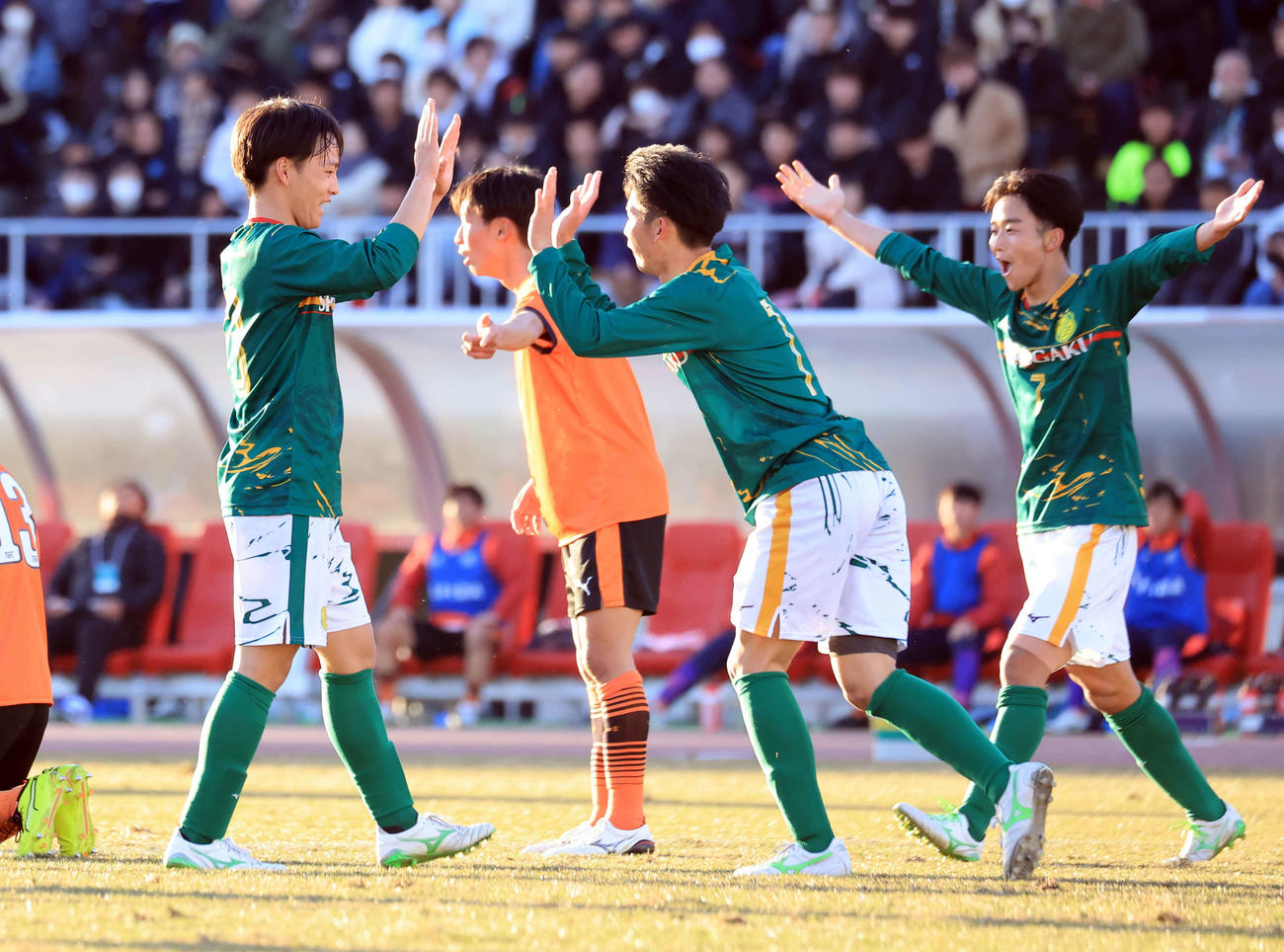 静岡学園対高川学園　後半、PKを奪った静岡学園・加藤（中央）は、篠塚（左）、原らと喜ぶ（撮影・浅見桂子）