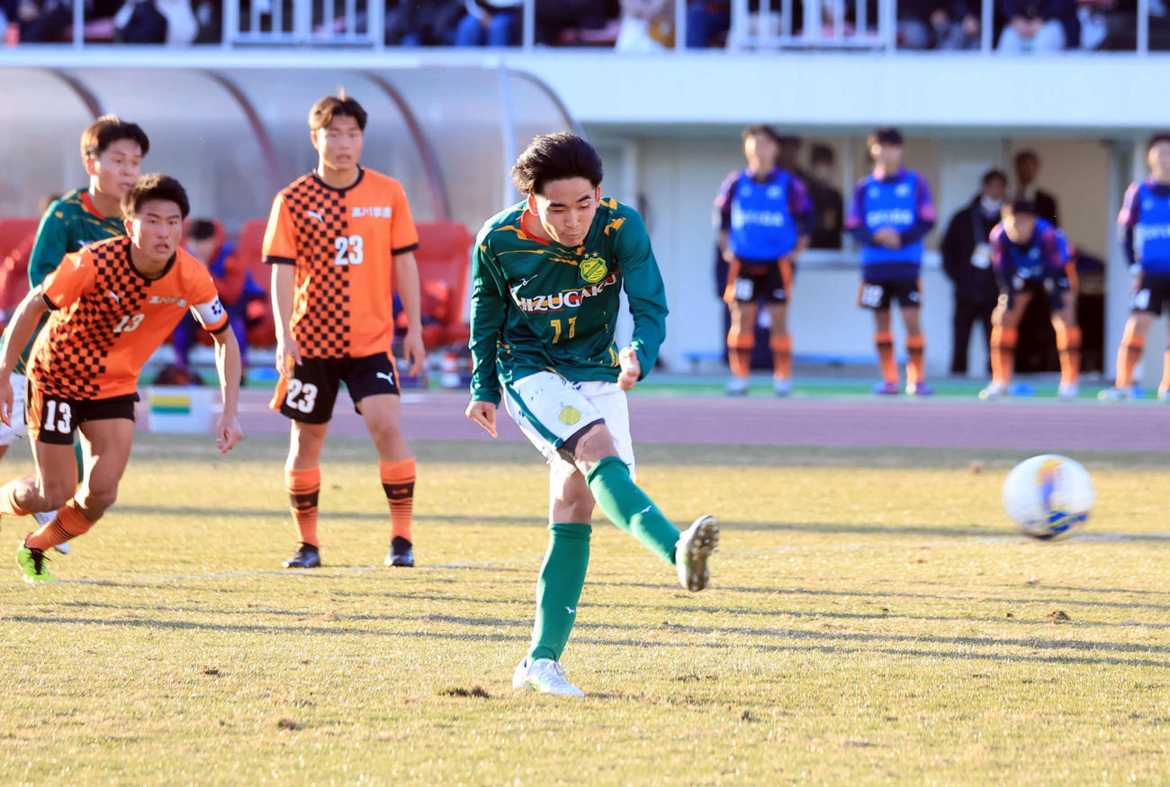 静岡学園対高川学園　後半、PKを外す静岡学園・加藤（撮影・浅見桂子）