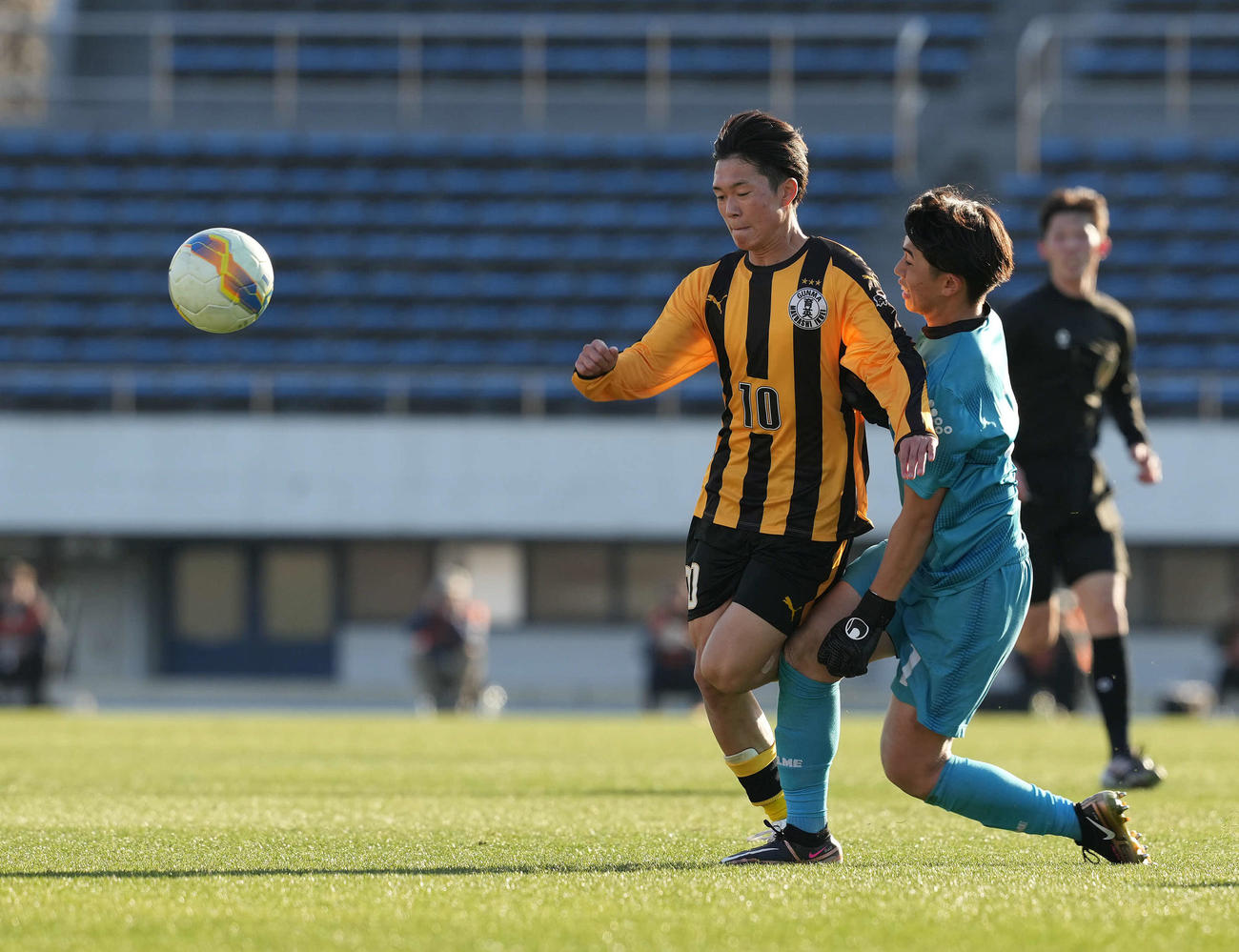 帝京大可児対前橋育英　前半、前橋育英・平林に後方からタックルする帝京大可児・GK水野（撮影・たえ見朱実）