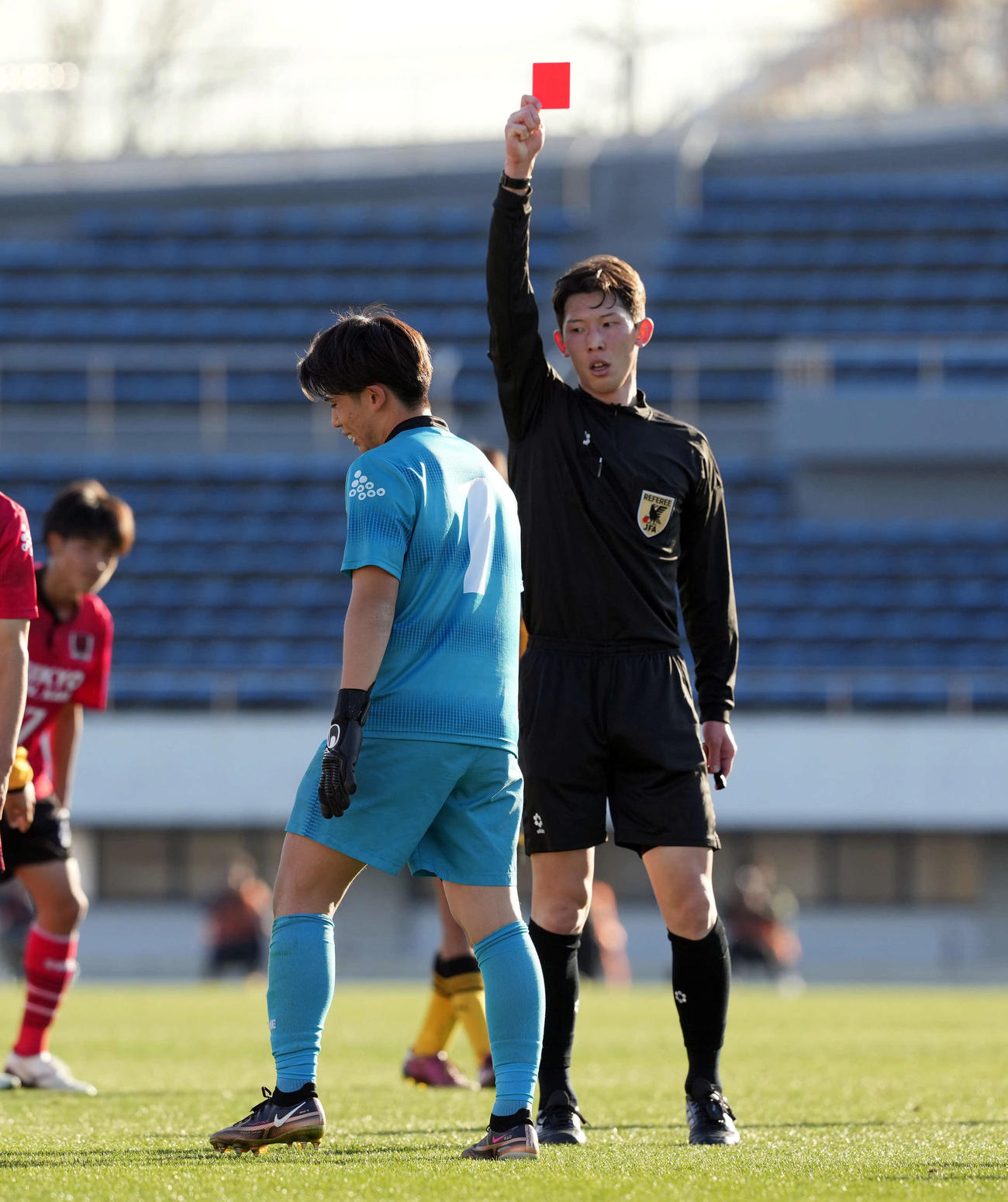 帝京大可児対前橋育英　前半、反則行為で1発レッドカードで退場となる帝京大可児・GK水野（撮影・たえ見朱実）