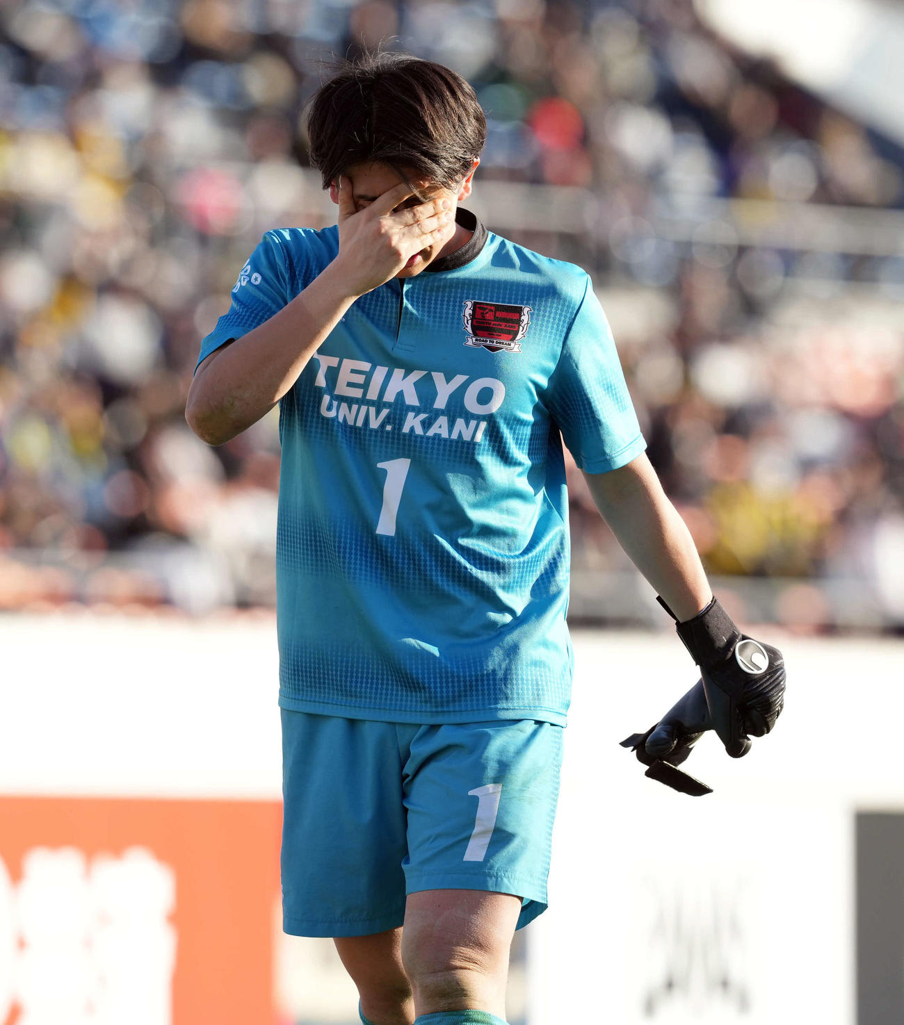 帝京大可児対前橋育英　前半、反則行為で1発レッドカードで退場となる帝京大可児・GK水野（撮影・たえ見朱実）