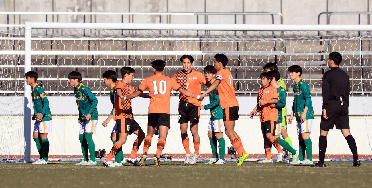 静岡学園対高川学園　前半、CKでトルメンタを披露する高川学園イレブン（撮影・浅見桂子）