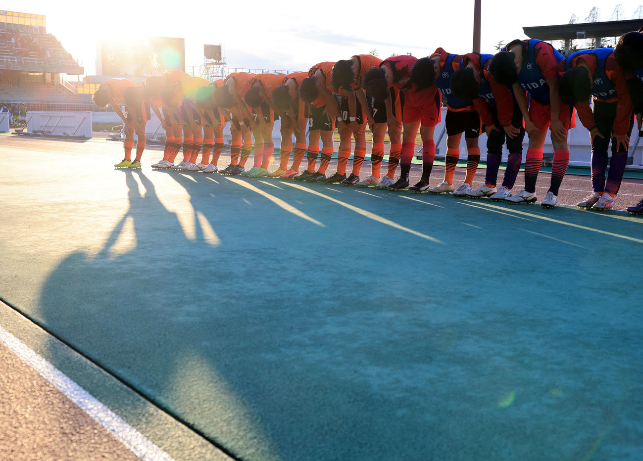 静岡学園対高川学園　0－2で敗れ、夕日を浴びながらスタンドに一礼する高川学園イレブン（撮影・浅見桂子）