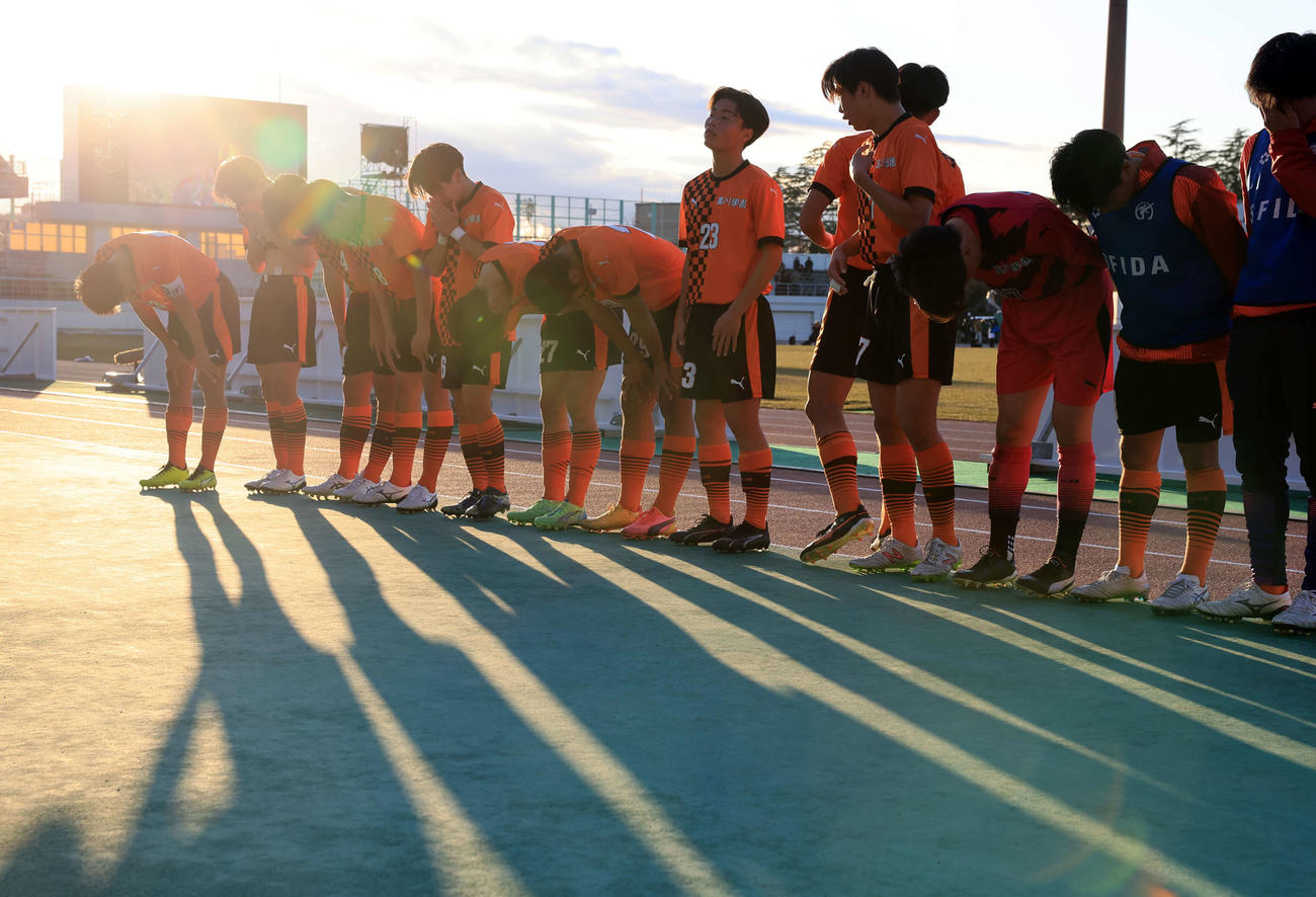 静岡学園対高川学園　0－2で敗れ、夕日を浴びながらスタンドに一礼する高川学園イレブン（撮影・浅見桂子）