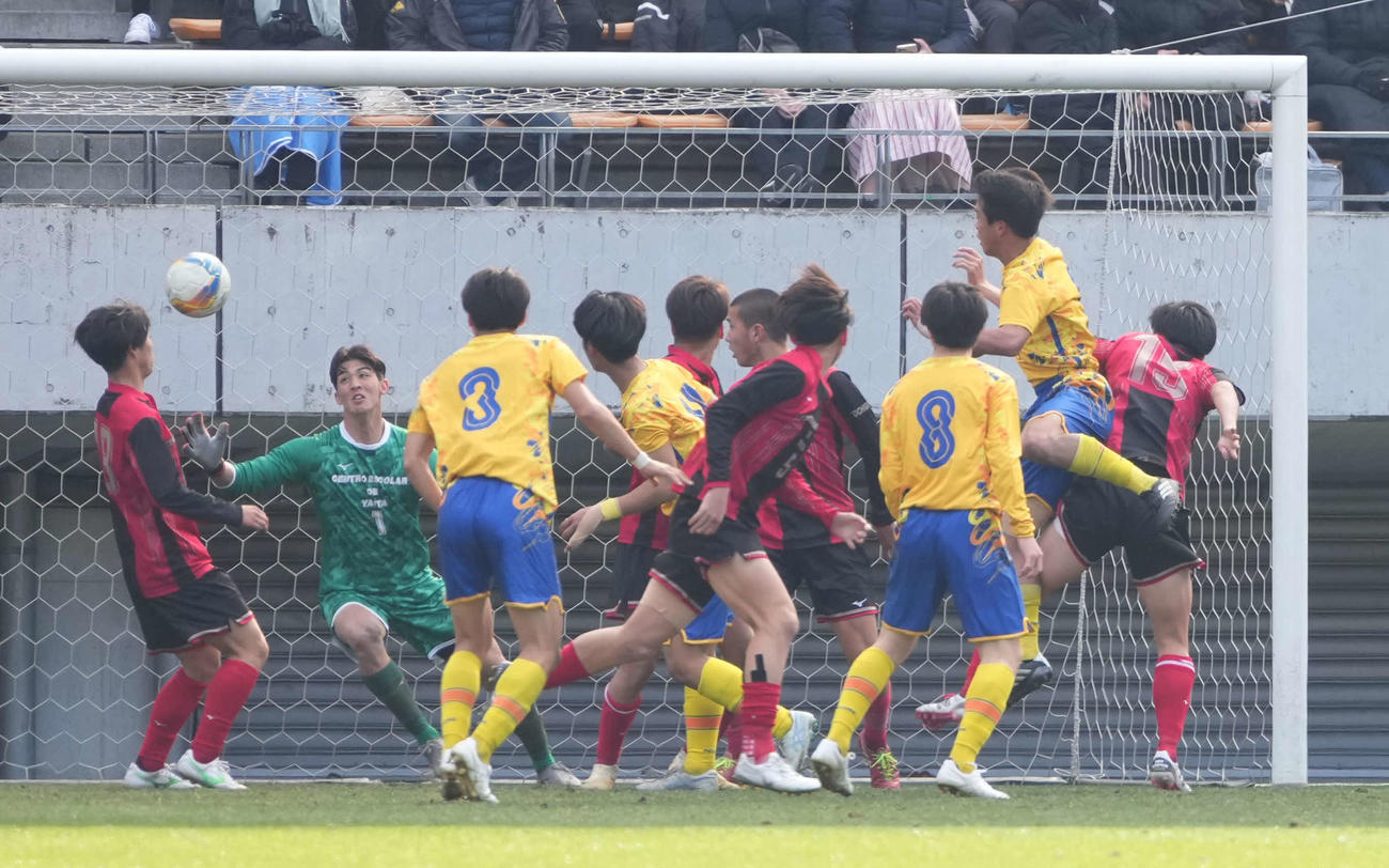 矢板中央対上田西　前半、上田西・柳沢（右から2人目）はチーム2点目のゴールを奪う（撮影・小沢裕）