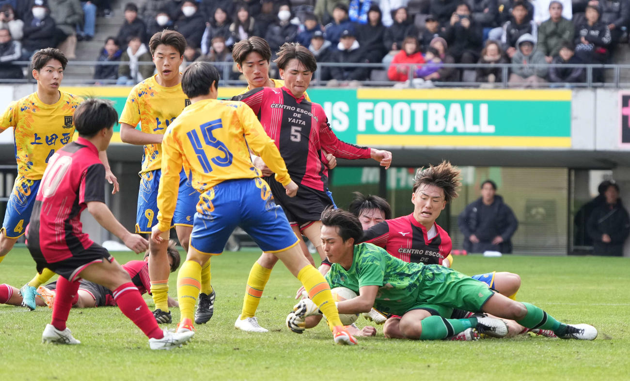 矢板中央対上田西　後半、ゴール前のこぼれ球をセーブする上田西GK牧野（右）（撮影・小沢裕）