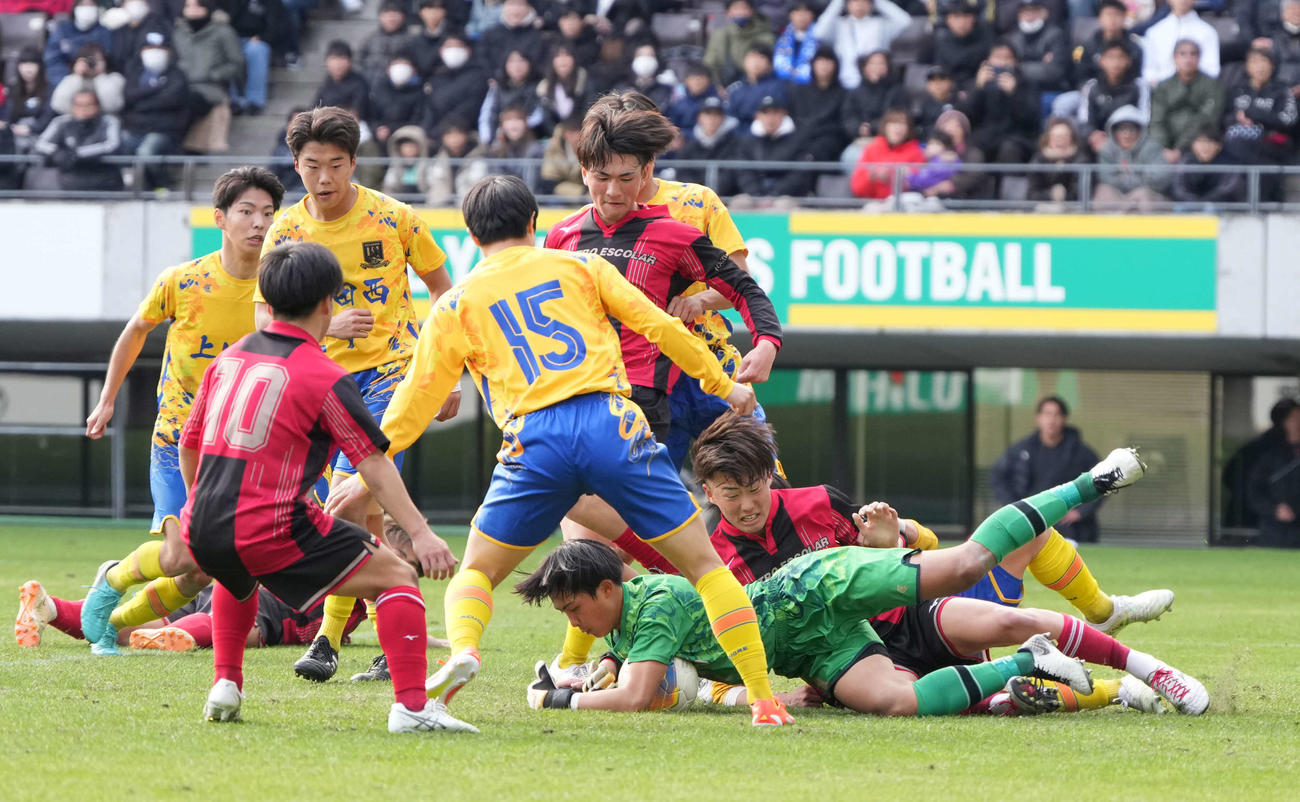 矢板中央対上田西　後半、上田西GK牧野（中央）はゴール前のこぼれ球をセーブする（撮影・小沢裕）