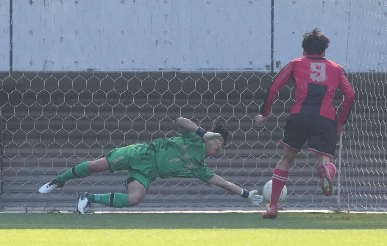 矢板中央対上田西　前半、上田西GK牧野は矢板中央・渡部（右）のPKを止める（撮影・小沢裕）