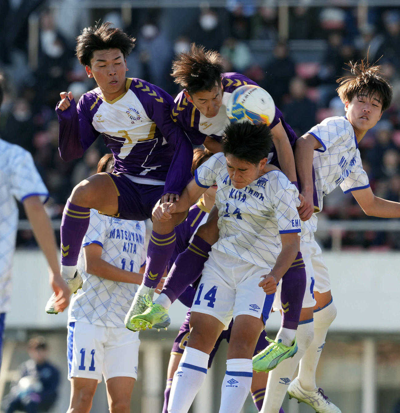 松山北対堀越　前半、ヘディングでゴールを決める堀越・森（左から2人目）（撮影・たえ見朱実）