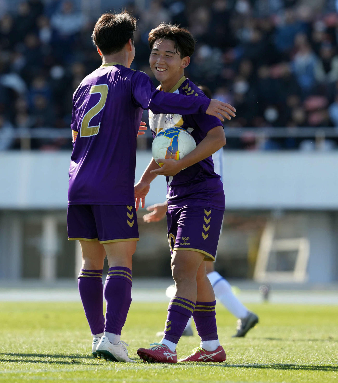 松山北対堀越　前半、ハットトリックを達成し笑顔を見せる堀越・三鴨（撮影・たえ見朱実）