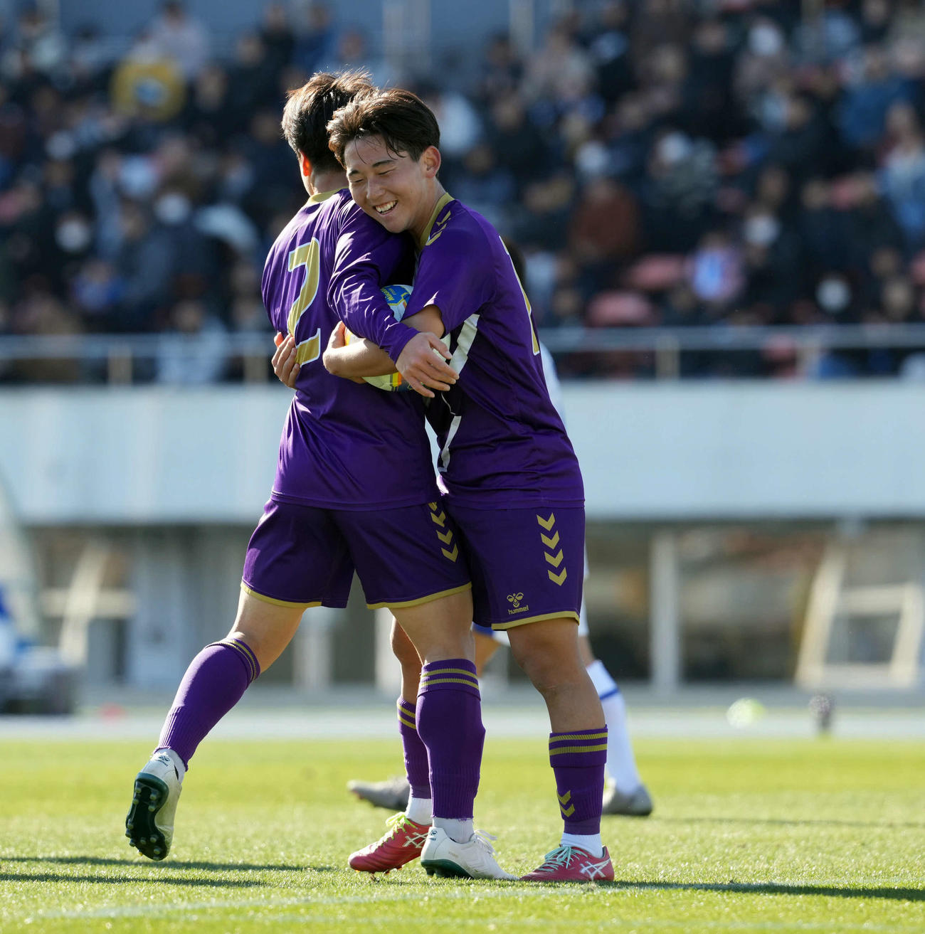 松山北対堀越　前半、ハットトリックを達成し笑顔を見せる堀越・三鴨（撮影・たえ見朱実）