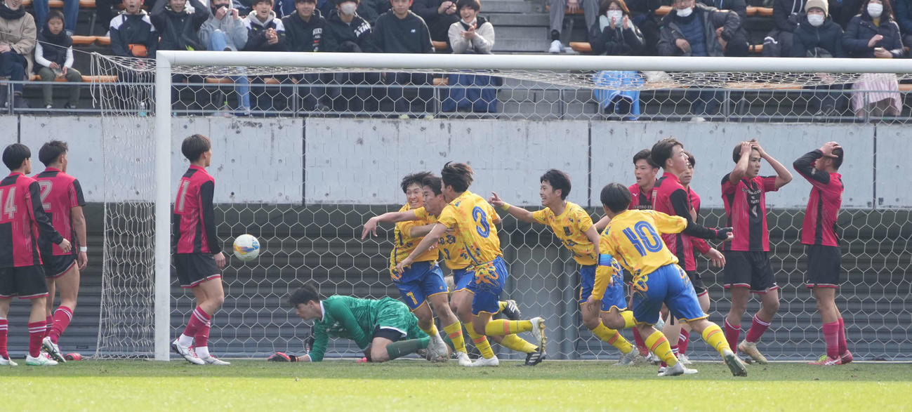 矢板中央対上田西　前半、上田西・柳沢（中央）はチーム2点目のゴールを奪う（撮影・小沢裕）