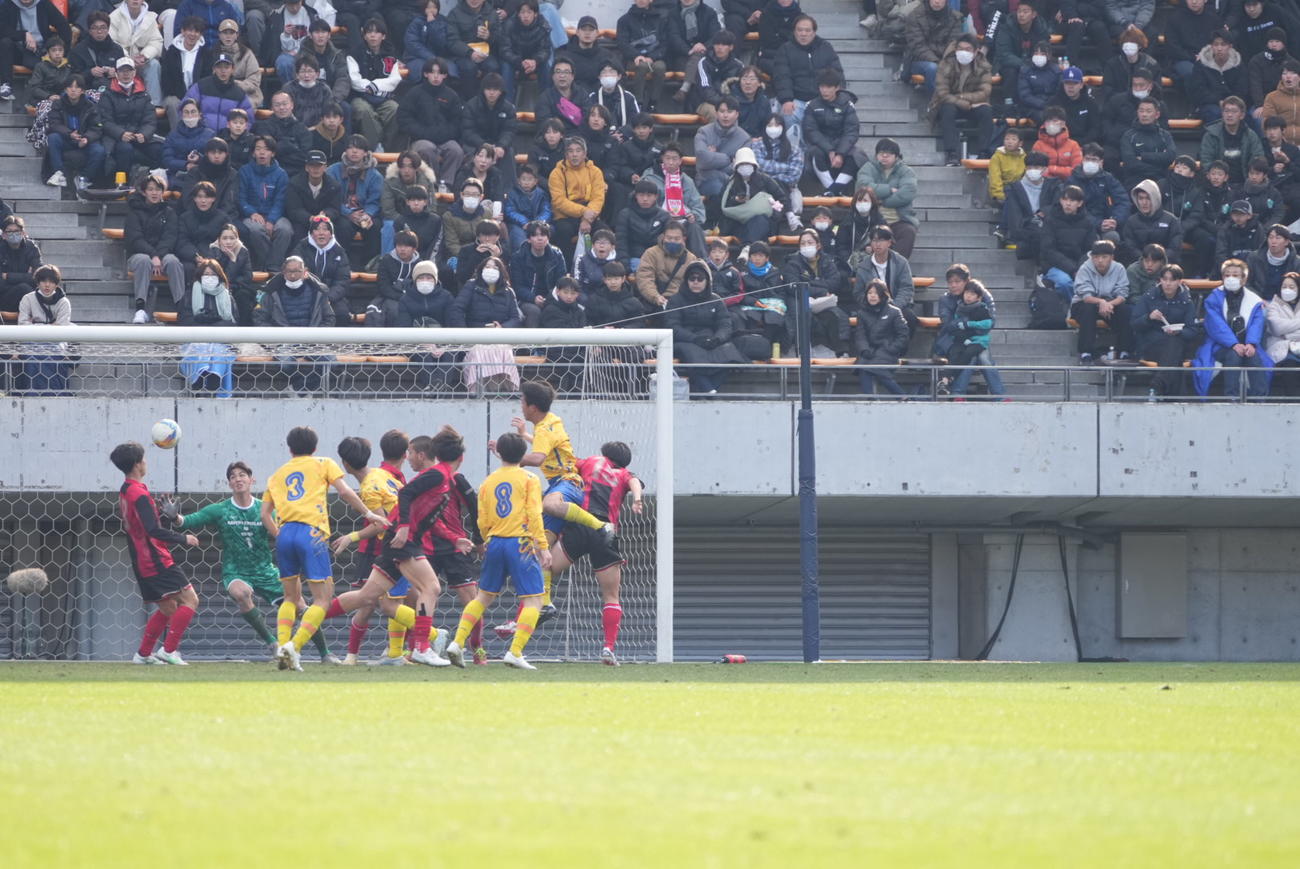 矢板中央対上田西　後半、上田西・柳沢（右から2人目）はヘディングシュートを決める（撮影・小沢裕）