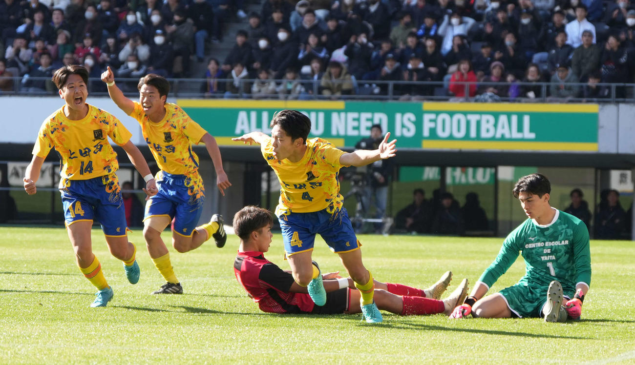 矢板中央対上田西　前半、上田西・東風谷（中央）は先制ゴールを奪う（撮影・小沢裕）