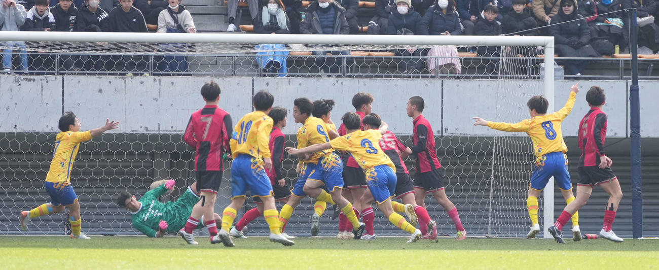 矢板中央対上田西　前半、上田西・柳沢（中央）はチーム2点目のゴールを奪う（撮影・小沢裕）