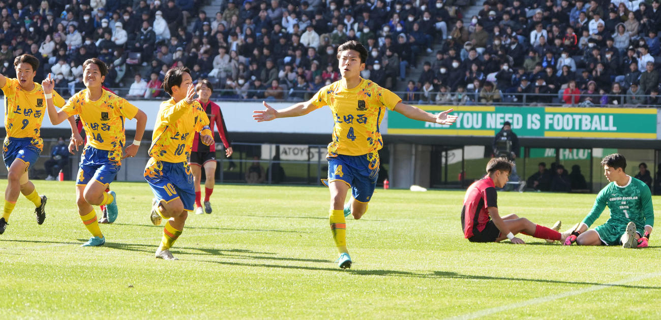 矢板中央対上田西　前半、上田西・東風谷（中央）は先制ゴールを奪う（撮影・小沢裕）