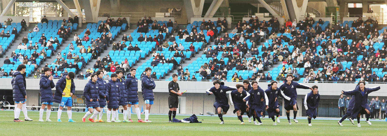 明秀学園日立対帝京　PK戦で勝利し喜ぶ明秀学園日立イレブン。左はがっくりの帝京イレブン（撮影・野上伸悟）